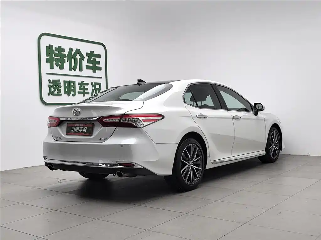 Toyota Camry 2023 — фото 2