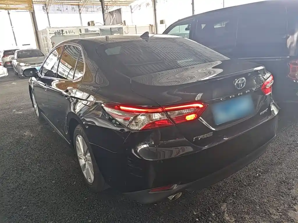 Toyota Camry 2023 — фото 5