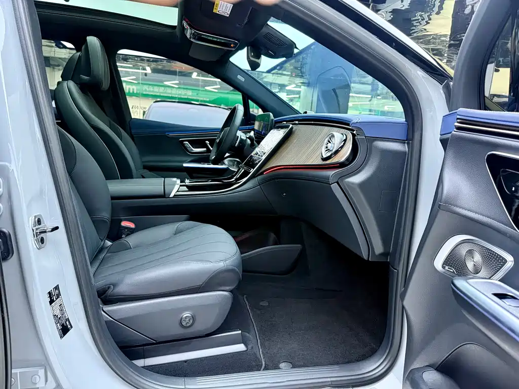 Mercedes-Benz EQE SUV 2023 — фото 11