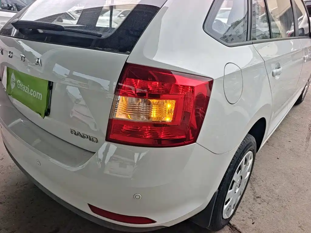 Skoda Rapid Spaceback 2019 — фото 8