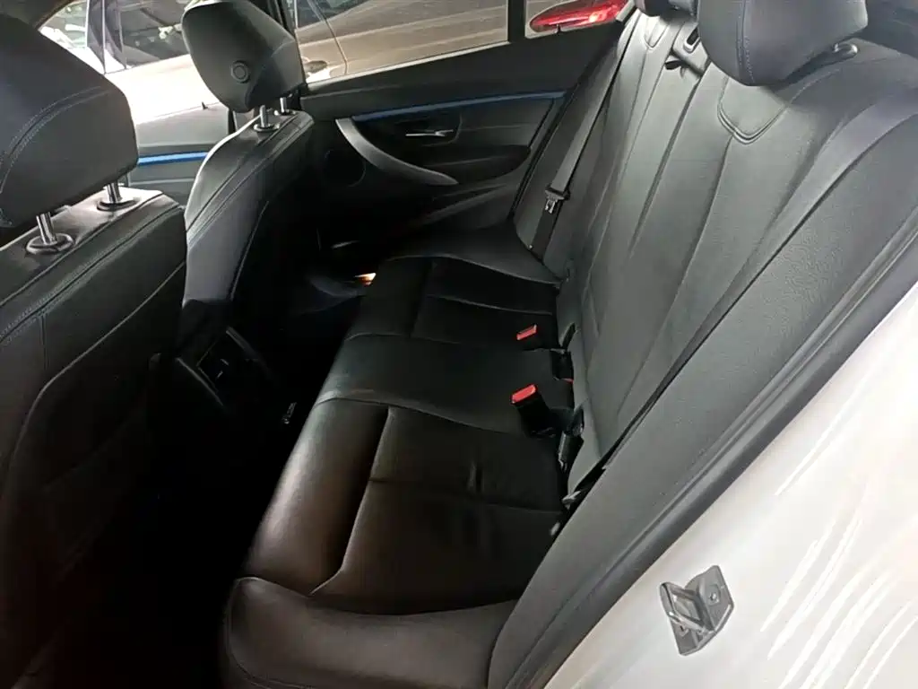 BMW 3 Series 2019 — фото 17
