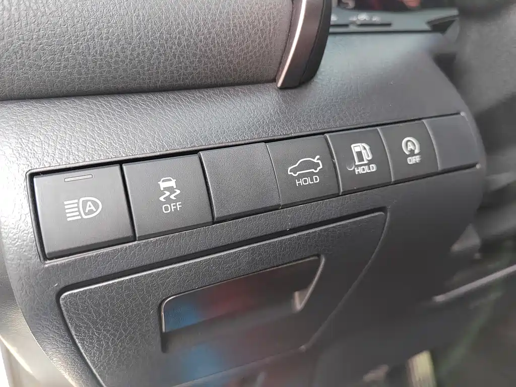Toyota Camry 2023 — фото 10