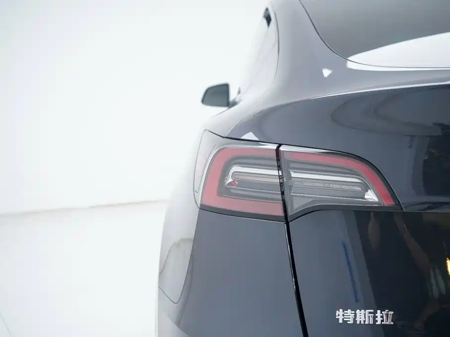 Tesla Model Y 2025 — фото 13