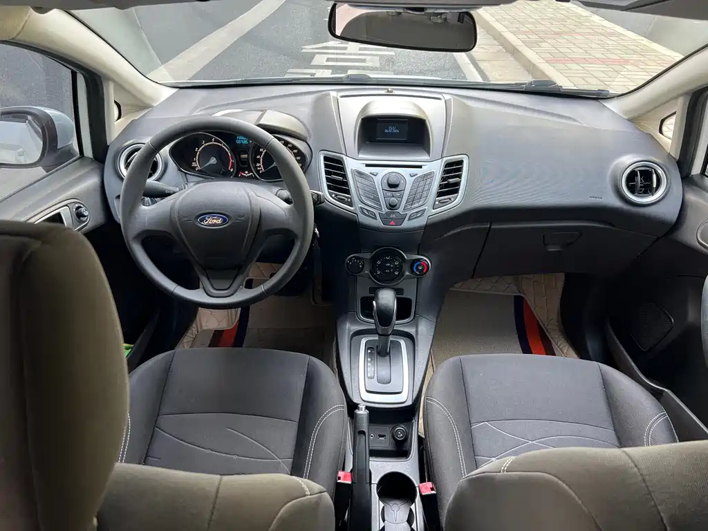 Ford Fiesta 2014 — фото 12