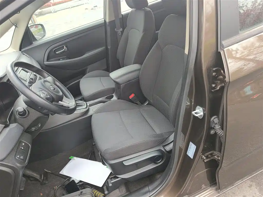 Kia Carens 2015 — фото 15