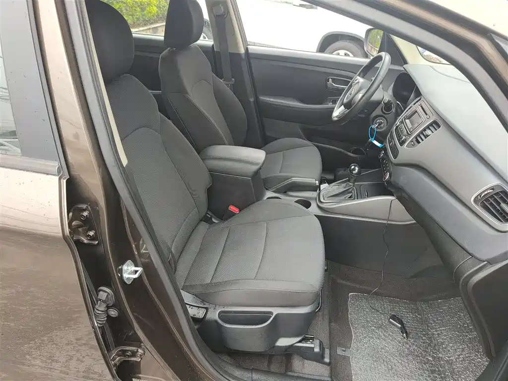Kia Carens 2015 — фото 25