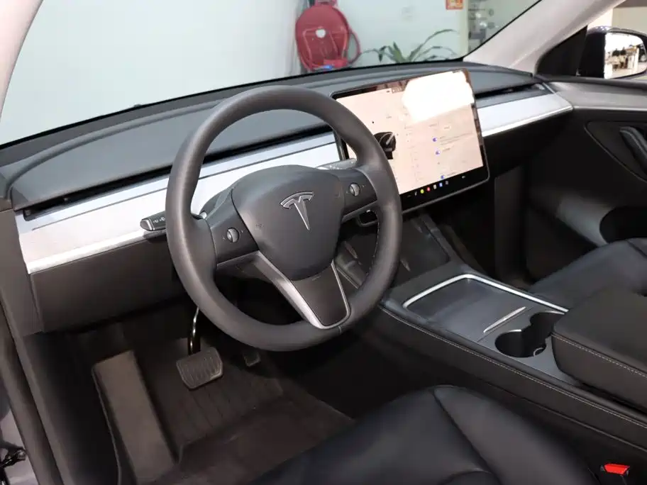 Tesla Model Y 2025 — фото 10