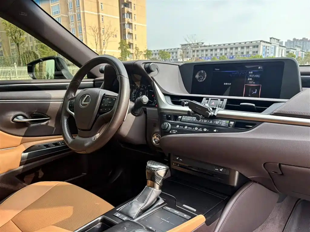Lexus ES 2020 — фото 15