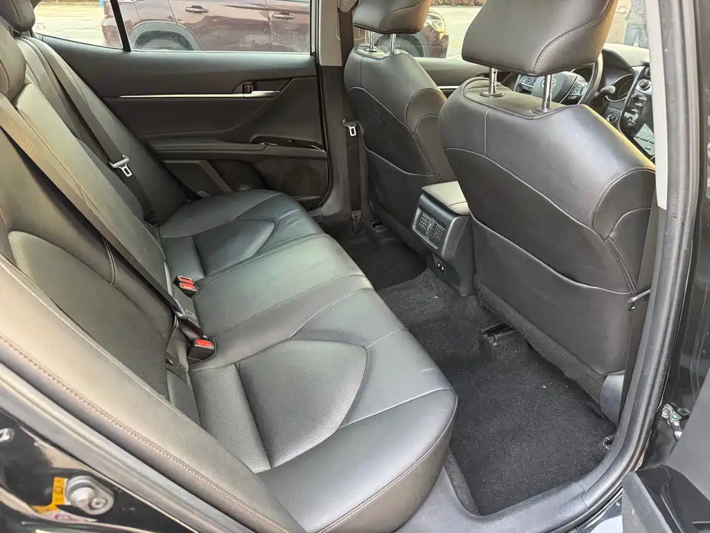 Toyota Camry 2018 — фото 12