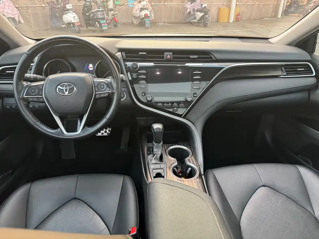 Toyota Camry 2018 — фото 10