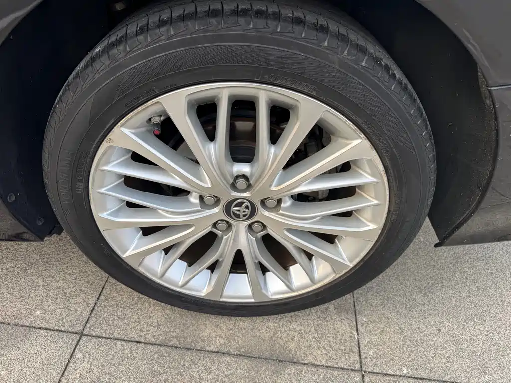 Toyota Camry 2018 — фото 11
