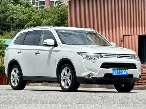 Mitsubishi Outlander 2015