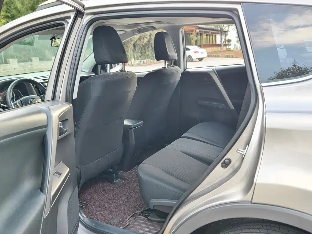 Toyota RAV4 2017 — фото 13