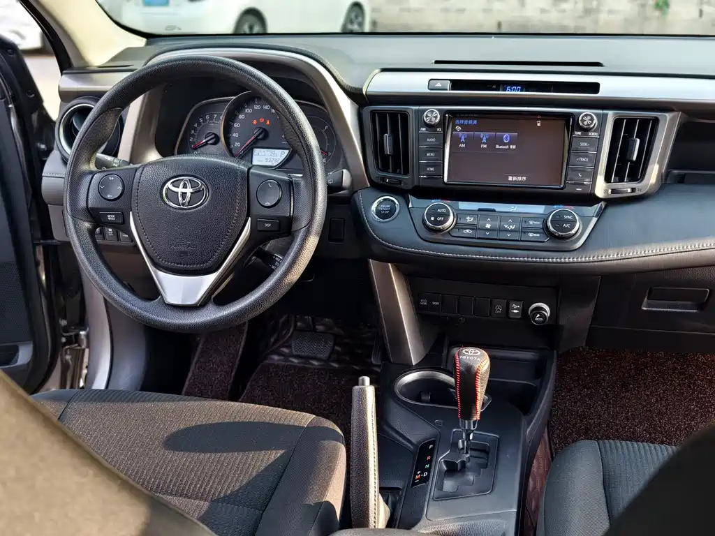 Toyota RAV4 2017 — фото 17