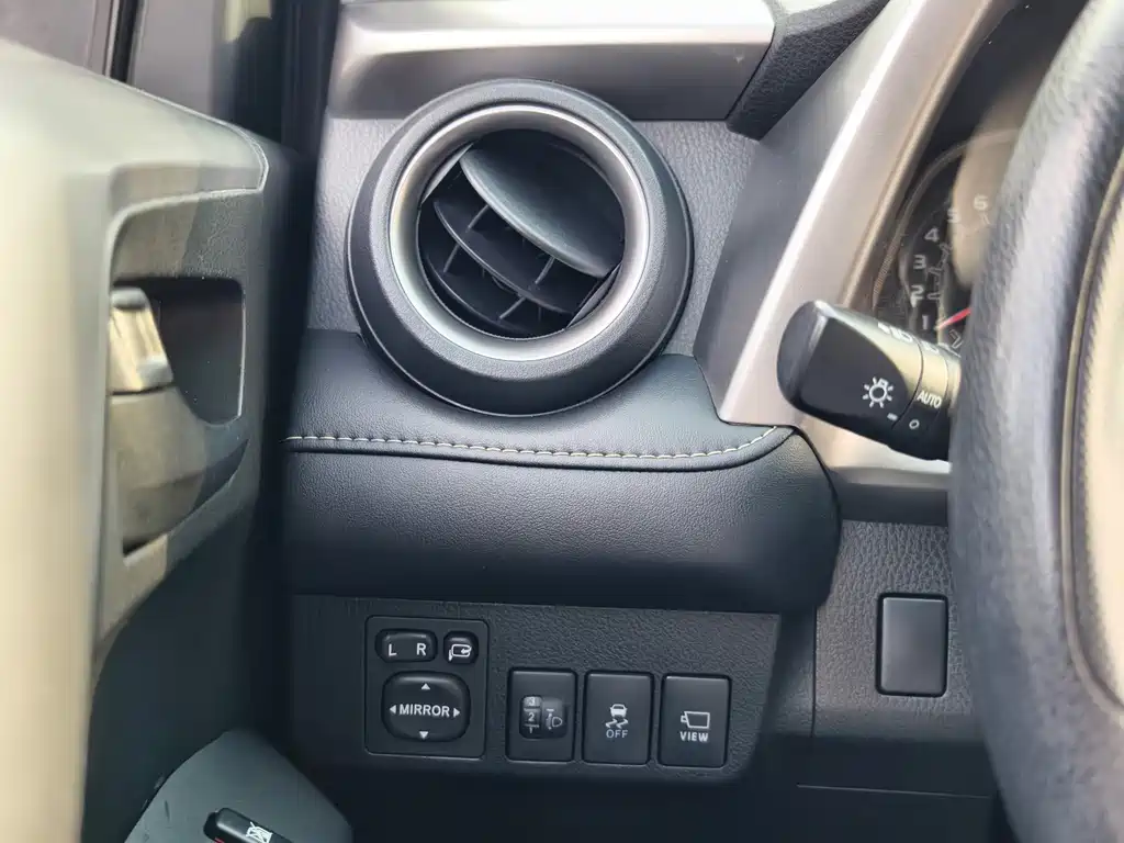 Toyota RAV4 2017 — фото 27