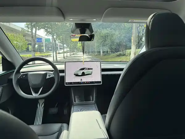 Tesla Model Y 2025