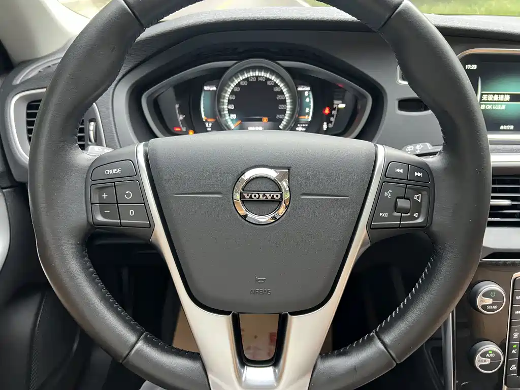 Volvo V40 2017 — фото 12