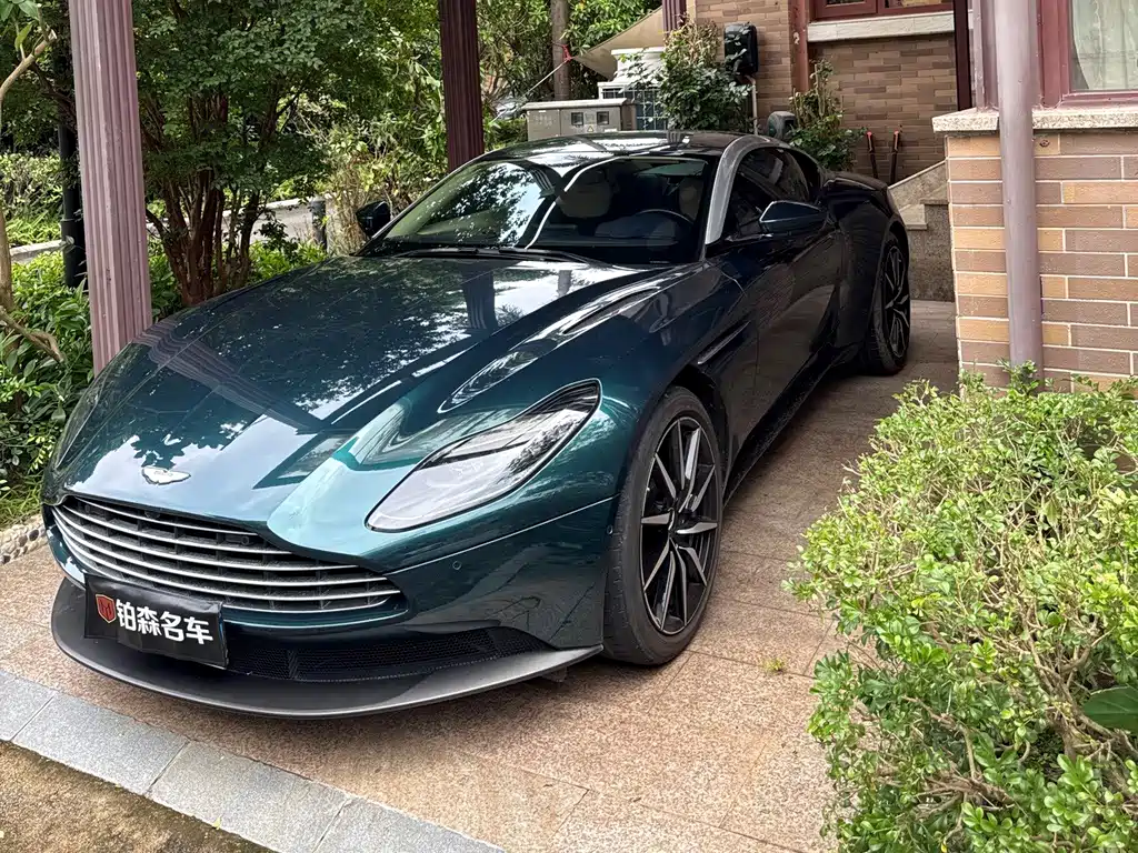 Aston Martin DB11 2020 — фото 15