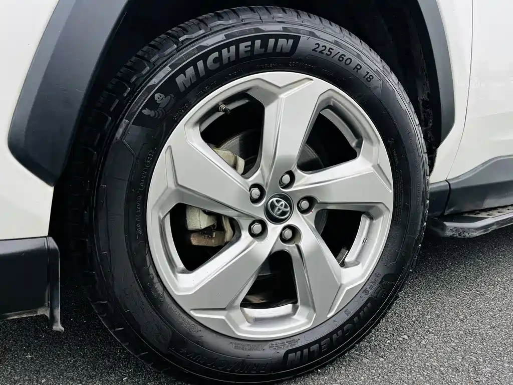 Toyota RAV4 2020 — фото 18