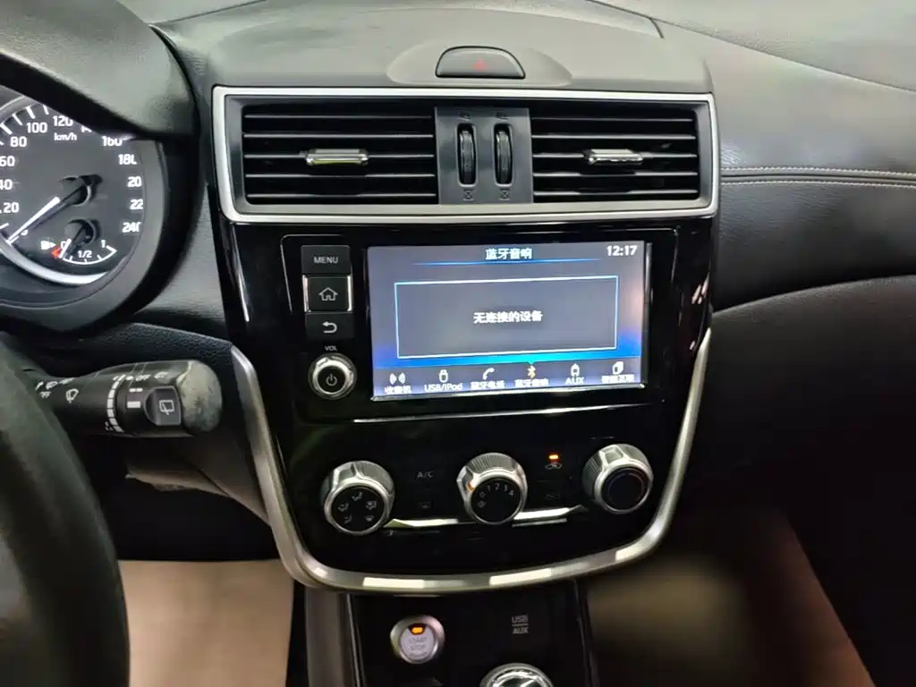 Nissan Tiida 2017 — фото 13