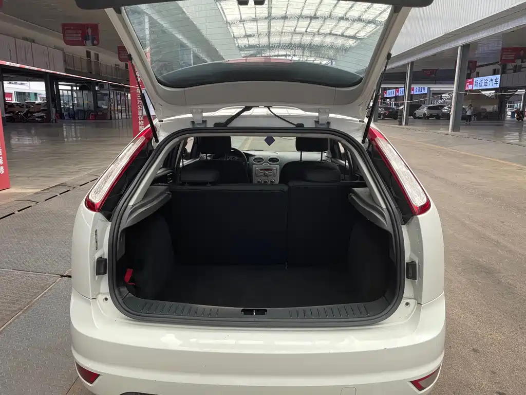 Ford Focus 2015 — фото 12