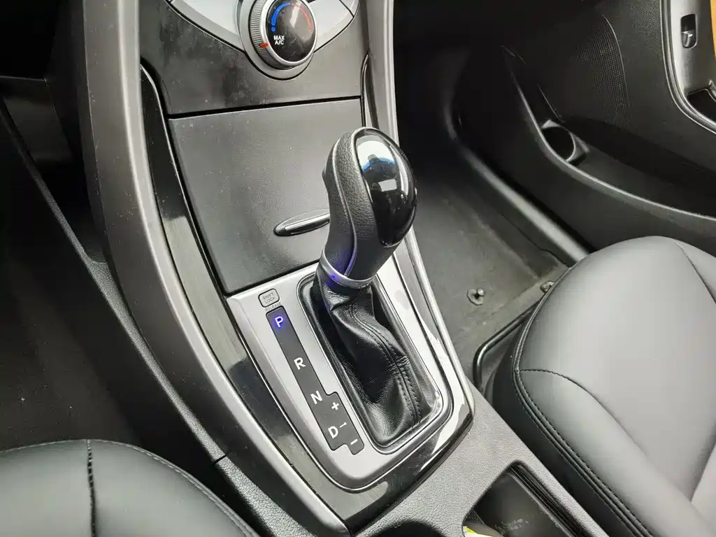 Hyundai Elantra 2015 — фото 13