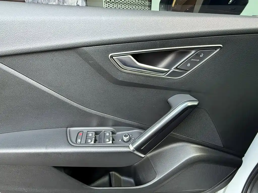 Audi Q2L E-Tron 2021 — фото 10