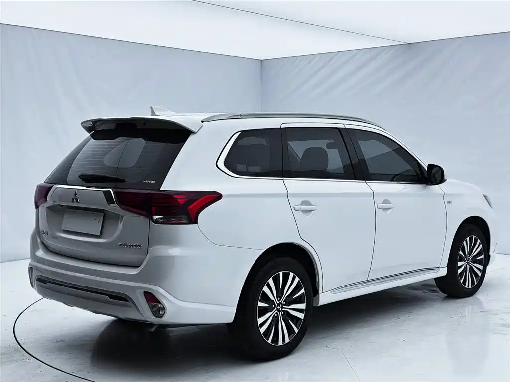 Mitsubishi Outlander 2022 — фото 8