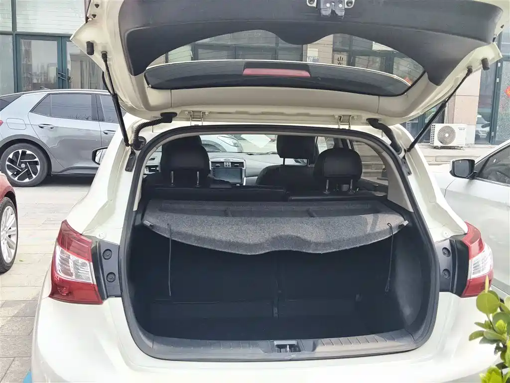 Nissan Tiida 2018 — фото 18
