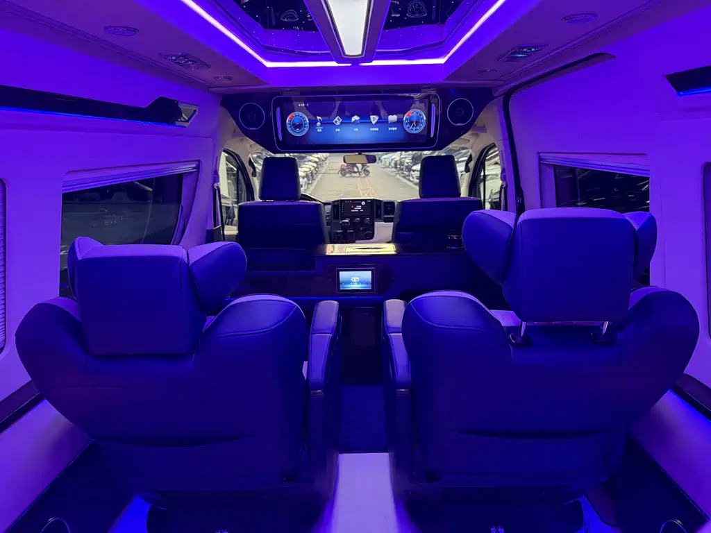 Toyota Hiace 2023 — фото 20