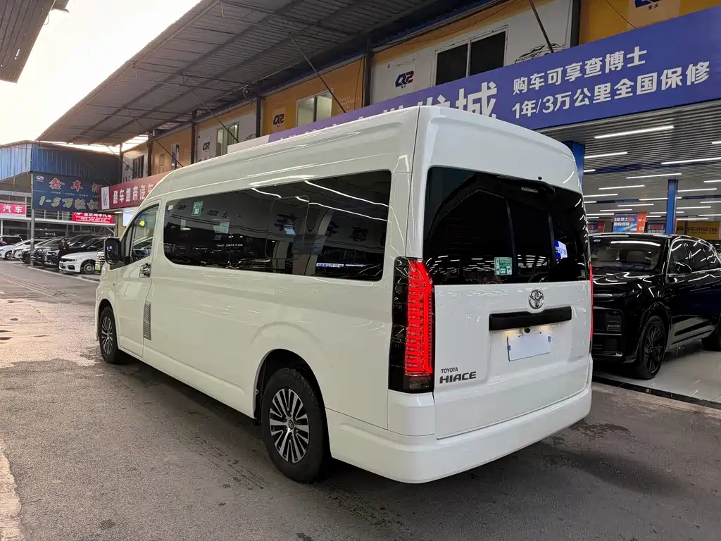 Toyota Hiace 2023 — фото 25