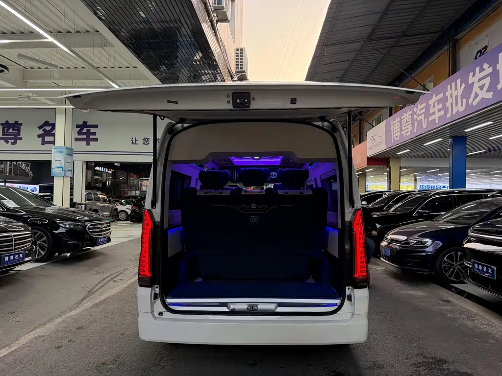 Toyota Hiace 2023 — фото 24