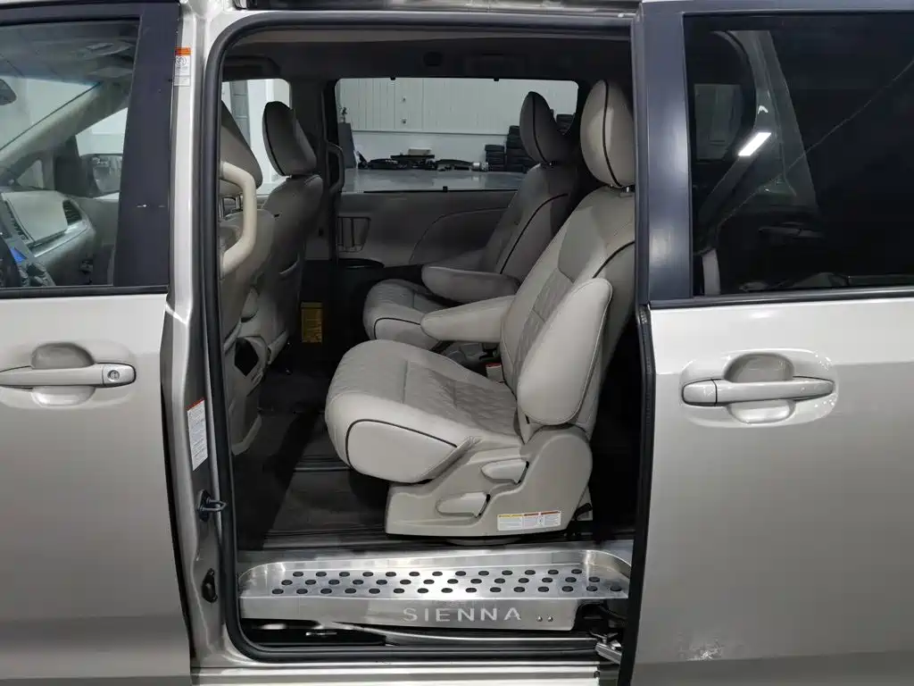 Toyota Sienna 2015 — фото 15
