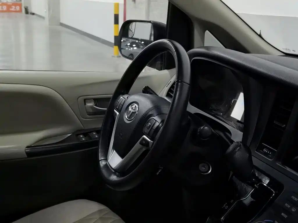 Toyota Sienna 2015 — фото 22