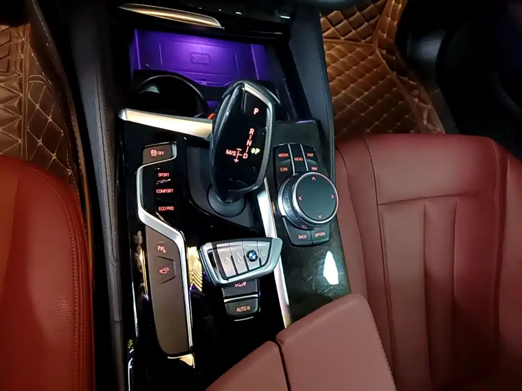 BMW 5 Series 2020 — фото 10