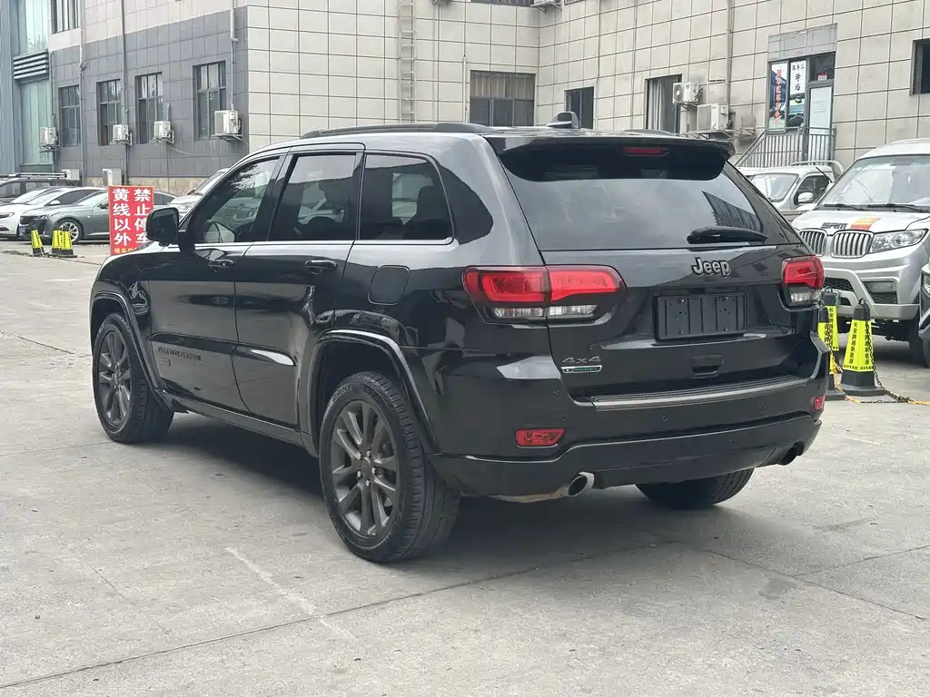 Jeep Grand Cherokee 2017 — фото 15