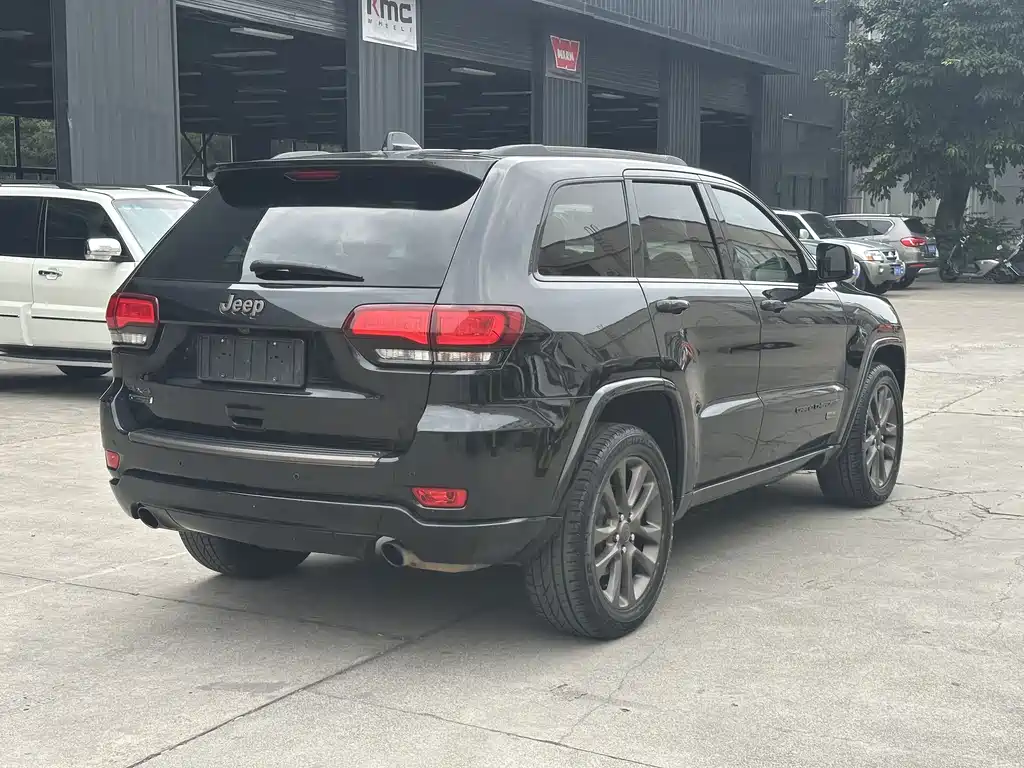 Jeep Grand Cherokee 2017 — фото 17