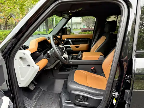 Land Rover Defender 2023