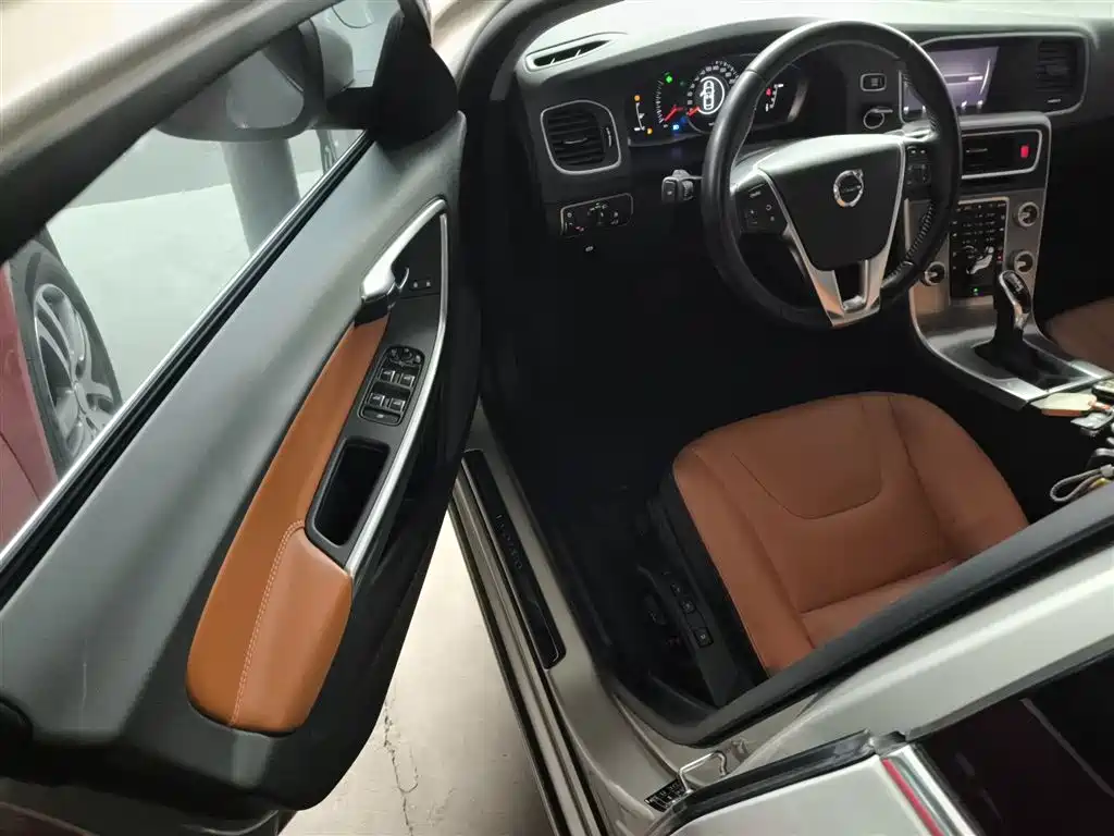 Volvo S60 2018 — фото 16
