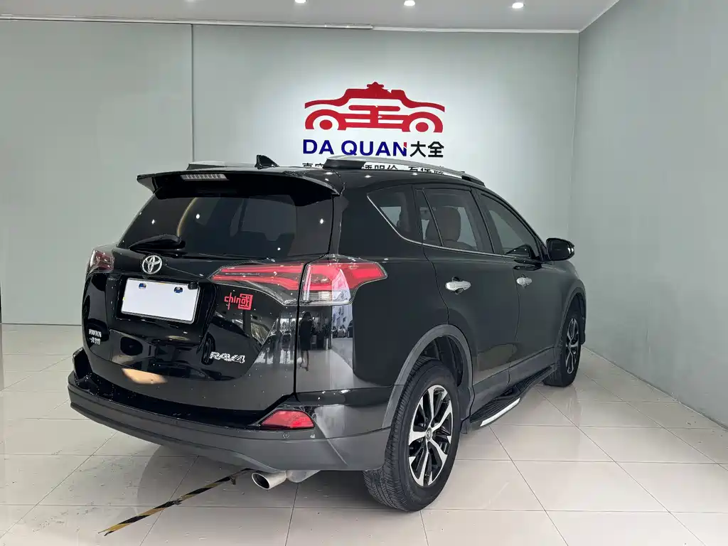 Toyota RAV4 2018 — фото 12