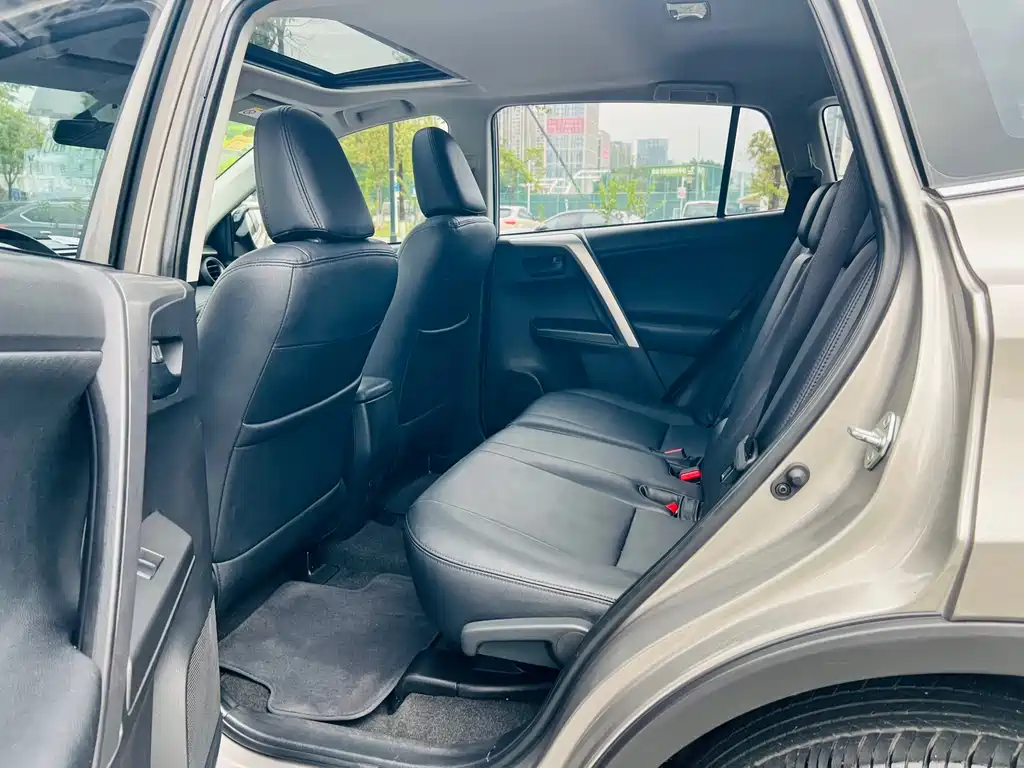 Toyota RAV4 2019 — фото 12