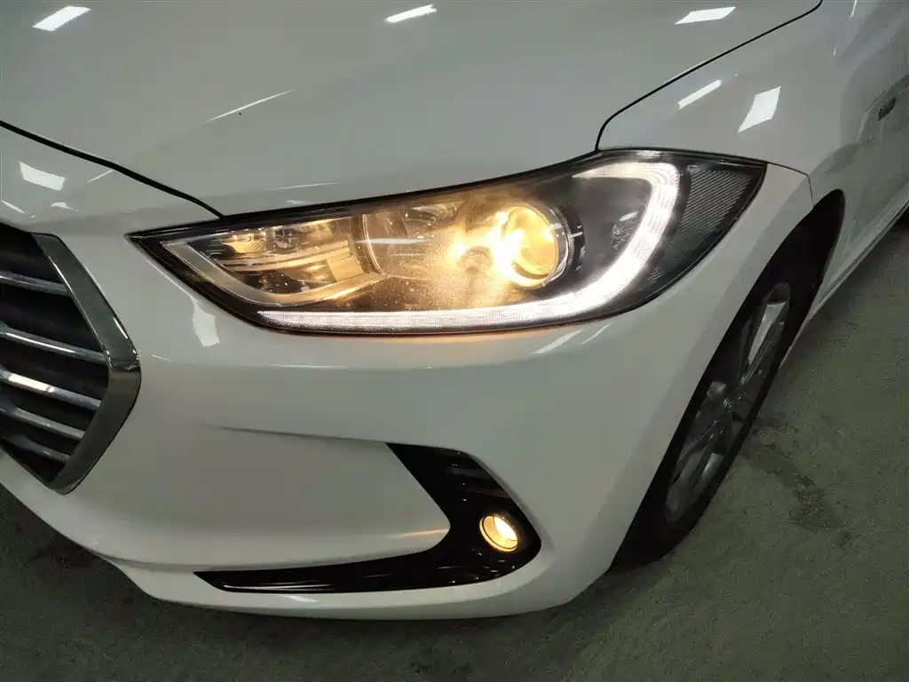 Hyundai Elantra 2018 — фото 18