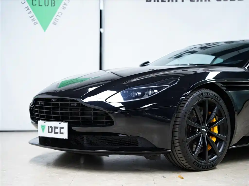 Aston Martin DB11 2021 — фото 18