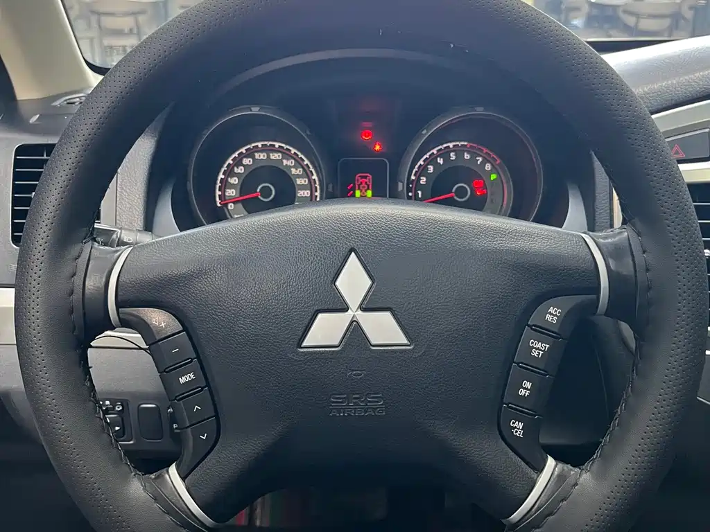Mitsubishi Pajero 2017 — фото 14