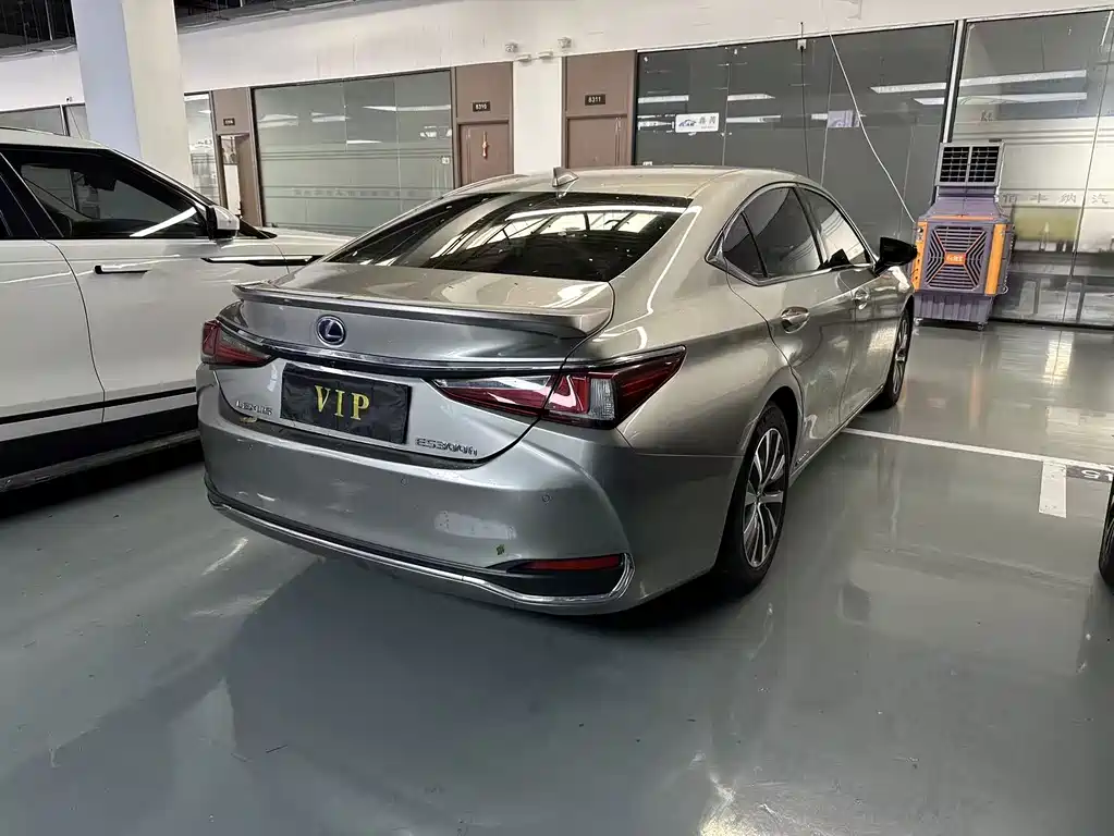Lexus ES 2019 — фото 14