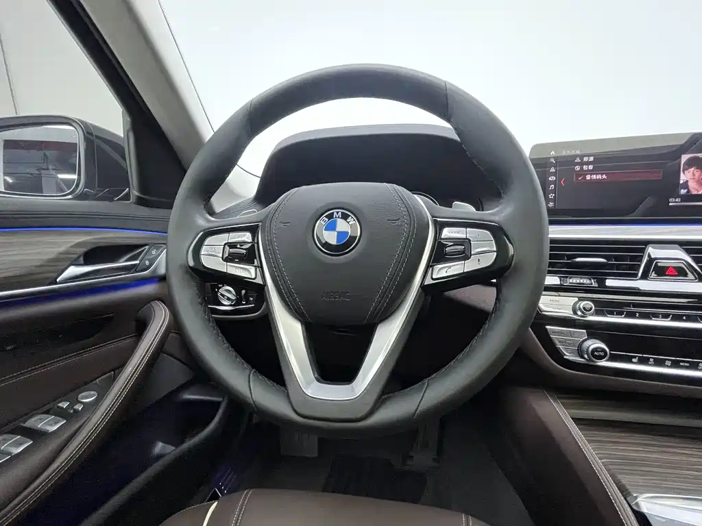 BMW 5 Series 2018 — фото 19