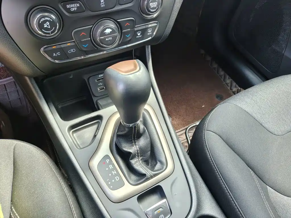 Jeep Cherokee 2016 — фото 14