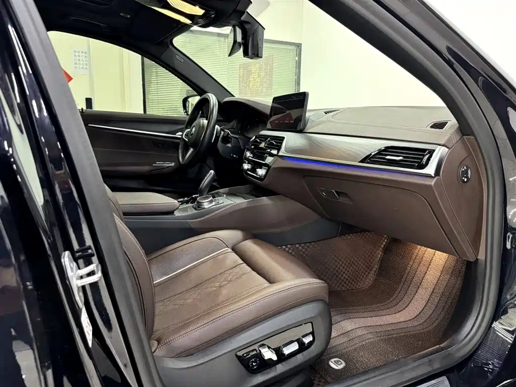 BMW 5 Series 2021 — фото 11