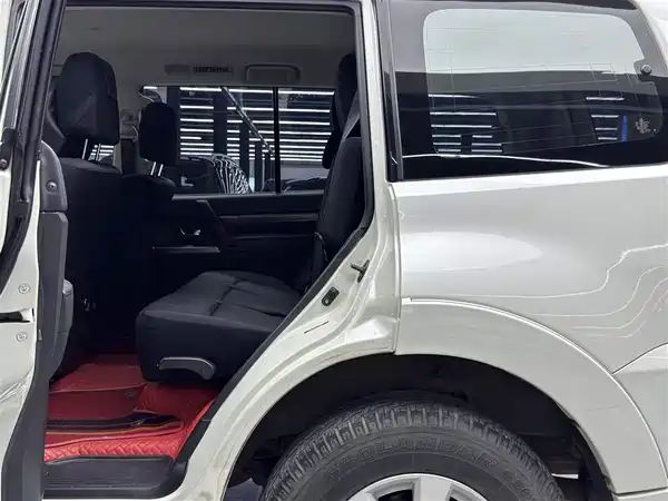 Mitsubishi Pajero 2020