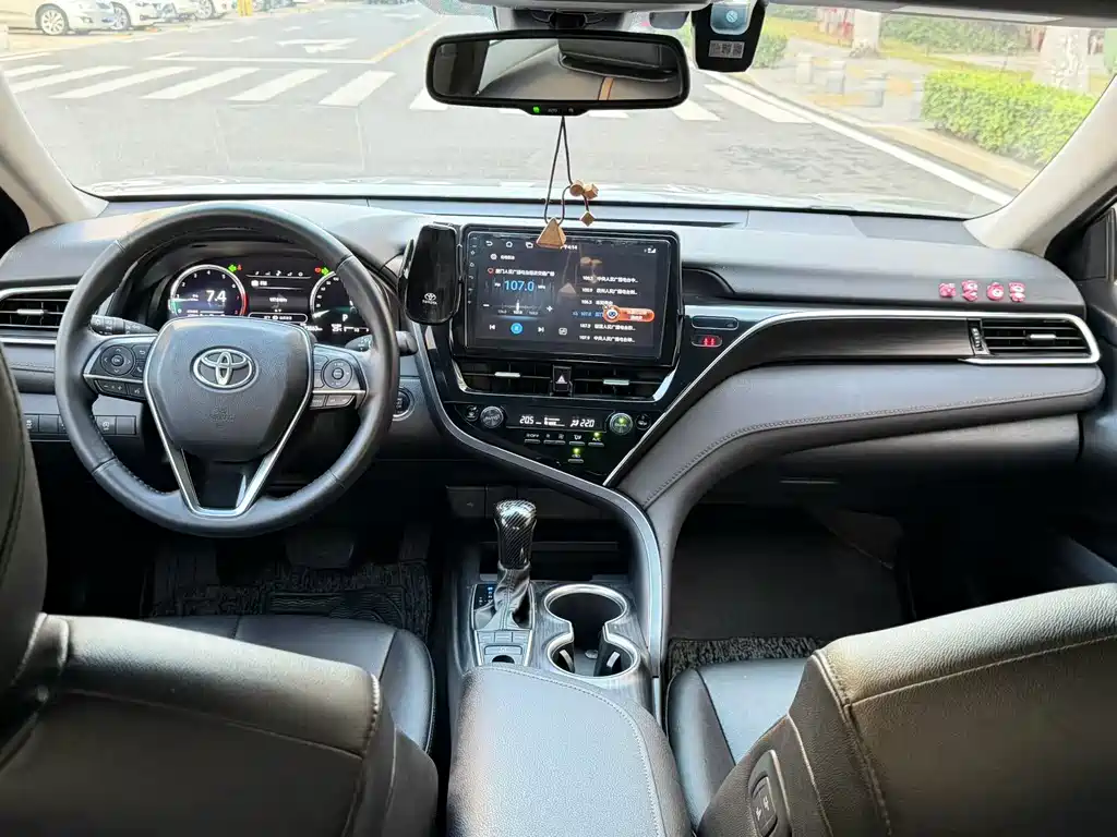 Toyota Camry 2022 — фото 8